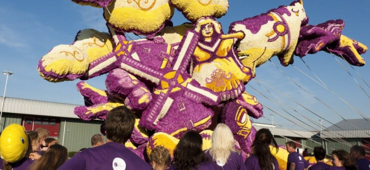 Ad Ballon sponsort winnende bloemencorso wagen