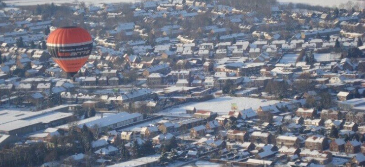 Ballonvaren over sneeuwwit Brabant